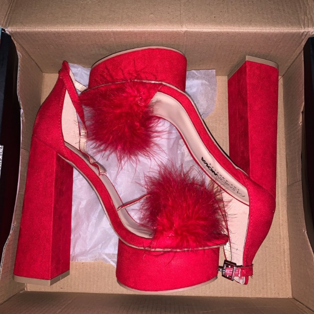 Fluffy red heels❤️